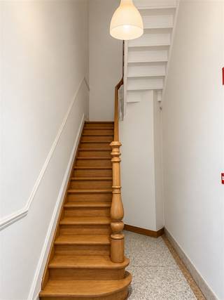 <p><span>Cet appartement de caractère se situe dans une magnifique maison de maître à Louvain, alliant architecture authentique et atmosphère chaleureuse. Sa façade élégante, ses hauts plafonds, ses moulures raffinées, ses parquets en bois et ses cheminées en marbre lui confèrent un charme unique.</span></p><p><span>Le séjour lumineux offre suffisamment despace pour aménager un coin salon et une salle à manger confortables. Grâce aux grandes fenêtres, lappartement bénéficie dune belle luminosité naturelle. La cuisine attenante est équipée des appareils nécessaires et dispose dun îlot central pratique.</span></p><p><span>Lappartement comprend une chambre ainsi quune salle de bains équipée dune baignoire, dun lavabo et de toilettes.</span></p><p><span>À larrière du bâtiment, une petite terrasse permet de profiter tranquillement de lextérieur.</span></p><p><span>Sa situation constitue également un atout : lappartement se trouve à proximité de la gare de Louvain, ainsi que de nombreux commerces et autres commodités. Des possibilités de stationnement sont disponibles dans la rue, devant le bâtiment.</span></p><p><span>Intéressée ? Contactez-nous au 078 48 47 00 ou consultez notre site web : <span>https://www.ap-p.be</span></span></p>