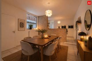 Deze INSTAPKLARE woning (volledig gerenoveerd in 2008) is gelegen te Meulebeke met name in de Statiestraat 6 op een perceel grond van 94 m² en met een bewoonbare oppervlakte van 155 m². Deze eigendom geniet een uiterst centrale ligging vlakbij, openbaar vervoer, bakker, slager, winkels, scholen, enz...<br /><br />PLUSPUNTEN:<br />* VOLLEDIG GERENOVEERD IN 2008<br />* CENTRALE LIGGING<br />* GUNSTIG EPC LABEL C<br />* RUIME SLAAPKAMERS (MOGELIJKHEID TOT 3e SLAAPKAMER)<br />* PRAKTISCHE FIETSENDOORGANG<br /><br />INTERIEUR:<br />Via de aparte inkomhal stapt u binnen in de gezellige leefruimte. De zithoek en eetplaats vormen één mooi geheel en lopen naadloos over in de volledig ingerichte keuken. Heel praktisch: vanuit de keuken heeft u direct toegang tot de koele voorraadkelder.<br /><br />Op de eerste verdieping bevinden zich twee zéér ruime slaapkamers en een comfortabele badkamer met ligbad en een enkel lavabomeubel. Via een vaste trap bereikt u de zolderverdieping, een grote multifunctionele ruimte die perfect kan dienen als derde volwaardige slaapkamer.<br /><br />EXTERIEUR:<br />Achteraan bevindt zich de gezellige buitenkoer met een extra, praktische buitenberging. Een absolute troef is de aparte toegang aan de straatzijde (de linkerdeur in de voorgevel). Dit maakt de koer direct toegankelijk, wat ideaal is voor het vlot en proper opbergen van fietsen of vuilnisbakken.