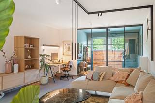 <u>FIRST VISIT / eerste bezoekmoment : zaterdag 3 oktober tussen 13-15 uur. Enkel op reservatie !</u><br /><br />Hooglede :  Verrassend ruime <strong>tussenwoning met villa-allures </strong>op 1.218 m² met 3 slaapkamers en extra ruimten<br /><br />Soms verwacht je bij een tussenwoning iets heel anders… tot je binnenkomt. Deze bijzonder ruime woning werd in <strong>2008 volledig heropgebouwd en uitgebreid </strong>en verrast vanaf het eerste moment door haar ruimte, licht en uitzonderlijke indeling.<br /><br />Via de inkomhal met elegante glazen schuifdeur komt u terecht in de <strong>bijzondere ruime leefruimte</strong>. Dankzij de grote raampartijen geniet u hier volop van natuurlijk licht en een <strong>prachtig zicht op de aangelegde tuin en de omliggende verzichten.</strong> Voor extra gezelligheid tijdens de koudere maanden zorgt de <strong>palletkachel,</strong> terwijl <strong>airco en zonnescreens</strong> het comfort het hele jaar door verhogen.<br />De volledig<strong> geïnstalleerde open keuken</strong> sluit mooi aan op de leefruimte en beschikt over een gezellige eethoek waar u heerlijk kunt tafelen met zicht op de tuin.<br />Op het gelijkvloers vindt u daarnaast een praktische berging, afzonderlijke wasplaats, toilet en een volledig uitgeruste badkamer.<br />Ook de<strong> garage is bijzonder praktisch</strong>: dankzij de automatische poort vooraan én achteraan rijdt u rechtstreeks door naar de tuin en de carport. Ideaal voor wie comfort en praktische ruimte belangrijk vindt.<br /><br />Op de eerste verdieping bevindt zich de ruime <strong>masterbedroom </strong>met ingemaakte kasten en een aansluitende <strong>dressing</strong>. Daarnaast beschikt de woning over een <strong>grote polyvalente ruimte</strong>, ingericht met vaste kasten en vaste bureau's. Een ideale plek voor thuiswerk, hobby's, ontspanning of gezellige familiemomenten.<br />Verder zijn er<strong> twee ruime tienerkamers</strong>, die rechtstreeks uitkomen op deze polyvalente ruimte. Via een vaste trap bereikt u bovendien nog een gezellige extra ruimte, perfect als speel-, hobby- of opbergruimte.<br />Ook boven is aan comfort gedacht: een <strong>airco</strong> zorgt ervoor dat de volledige verdieping aangenaam blijft, ook tijdens warme zomerdagen. Een afzonderlijk toilet en extra zolderruimte vervolledigen het geheel.<br /><br />Buitenruimte om van te genieten :De woning staat op een uitzonderlijk perceel van maar liefst 1.218 m². De prachtig aangelegde tuin biedt volop ruimte om te genieten, te spelen en te ontspannen, met bovendien mooie verzichten.<br /><br /><em><strong><u>Extra troeven</u></strong></em><br />- Bewoonbare oppervlakte: ca. 242 m²<br />- Perceel van 1.218 m²<br />- EPC A – score 73 <br />- Geen asbest<br />- Goedgekeurde elektriciteit<br />- Zonnepanelen<br />- laadpaal<br />- Regenwaterput van maar liefst 20.000 liter<br />- Airco op gelijkvloers én verdieping<br />- Palletkachel<br />- Zonnescreens<br />- Garage met automatische poort voor- én achteraan<br />- Carport<br />- Extra parkeermogelijkheid aan de straat<br /><br />Een woning met ruimte, comfort en verrassend veel mogelijkheden. Een pareltje dat u moeilijk kunt inschatten vanaf de straatkant en dat u vooral moet beleven bij een bezoek.<br /><u>De prijs is een richtprijs</u>. Een bod boven deze prijs kan op ieder moment worden uitgebracht en wordt onmiddellijk aan de eigenaars overgemaakt.<br />Bel vandaag nog voor een bezoek op het nummer: 051/62 40 40<br /><br /> 