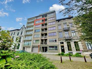 <p>This energy-efficient 2-bedroom apartment, equipped with all contemporary living comforts, with a living area of 93 m², is located on the fifth floor of the "Schreurs" residence and comprises: an entrance hall, a storage room, a bright spacious living room, a separate fully equipped kitchen with access to the first terrace, two full-size bedrooms, one of which offers access to the second southeast-oriented sun terrace, a separate guest toilet and a bathroom with bathtub and single washbasin cabinet. There is also an individual underground cellar. Monthly provision for water and common charges : 100€. Individual meters for private consumption of electricity and natural gas. This comfortable apartment is located near public transport and several access roads leading to the motorways towards Brussels and Liège, as well as a short walk from a city park, the Sportoase and of course the picturesque and lively Leuven city center. Available from 15/10/2026! For more information or a first visit: frederik@immo-time.be.</p>