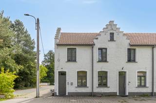 <span><strong>**WONING A - Uiterst charmant wonen te Sterrebeek**</strong></span><br /><br />Tussen Leuven en Brussel, namelijk te Sterrebeek/ Zaventem kan je deze uiterst charmante woning vinden.<br />Op het perceel kan je vier groepswoningen vinden waarvan wij er ééntje in de aanbieding hebben. Het pand zelf werd steeds uiterst goed onderhouden en omvat 5 slaapkamers. Verder zijn er twee badkamers en ook de keuken werd volledig ingericht. <br />Het pand zelf straalt authenticiteit uit en dit in een modern jasje. <br /><br /><span><strong>Interesse in een bezoek ter plaatse? Dat kan! </strong></span><br /><span><strong>Contacteer onze vastgoedmakelaar Jacky: 0495 53 46 49 of jacky@connect-immo.be </strong></span><br /><br />EPC: 158 kWh/m² - 366940