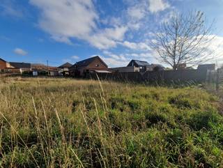 In een doodlopende straat in Wezemaal bevindt zich dit mooi perceel bouwgrond van 8 are, ideaal voor het realiseren van een open bebouwing. De ligging combineert het beste van twee werelden: een groene omgeving met alle voorzieningen (winkels, scholen, openbaar vervoer) op korte afstand.<br /><br />Dankzij de doodlopende straat geniet je van weinig verkeer, terwijl je toch vlot verbinding hebt met omliggende gemeenten en belangrijke invalswegen.<br /><br />Kortom, de perfecte locatie voor wie op zoek is naar ruimte en een uitstekende bereikbaarheid.<br /><br />Voor meer info neem contact op met ben@sophimo.be of 0468 58 04 09 !