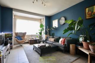 Deze woning bestaat uit een inkomhall, toilet, leefruimte met zithoek en eetplaats, geïnstalleerde keuken met zicht op de tuin, berging, garage. Op...