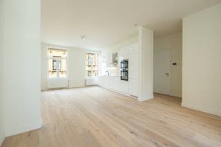 Appartement met terras op centrale ligging in het stadscentum in een rustige straat. Het gebouw is volledig gerenoveerd en is gelegen op...