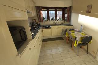 Energiezuinig, ruim en comfortabel appartement met 2 slpk, garage, oprit, kelder en 2 terrassen
Dit goed onderhouden appartement bevindt zich op de 1ste verdieping van een kleinschalige, verzorgde residentie (zonder lift) in Aartselaar, op een mooie en gegeerde locatie in de Ernest Claeslaan 6. Uitstekend gelegen in een rustige woonwijk in de onmiddellijke omgeving van dorpskern, winkels, scholen en openbaar vervoer.
Met een vlotte bereikbaarheid naar de belangrijke invalswegen E19 en A12, waardoor zowel Antwerpen en Brussel als omliggende gemeenten eenvoudig bereikbaar zijn.
Via de centrale ruime inkomhal met ingebouwde vestaire en apart toilet komt u in de aangename leefruimte met grote raampartij en terras. Verder is er nog een praktisch ingerichte keuken met aansluitende berging voorzien van condensatieketel met aansluiting voor wasmachine, droogkast en plaats voor extra berging en/of diepvriezer.
Achteraan het appartement zijn er 2 volwaardige slaapkamers
(14.58 m2 (3.60m x 4.05m) en 9.18 m2 (3.60m x 2.55m , met terras), een badkamer met ligbad en douche. Overal zijn er vliegenramen en rolluiken voorzien.
De privatieve kelder , inpandige garage met staanplaats zijn inbegrepen in de prijs.
Troeven:
- Centrale ligging
- Ruim appartement 102 m2
- Veiligheidsdeur
- Inpandige garage en staanplaats
- 2 terrassen
- EPC B
- Electriciteit conform
- Recente HR gasketel van 2021
- De maandelijkse gemeenschappelijke kosten zijn 80 eur voor provisie water, blokpolis en verlichting gemeenschappelijke hal.
- Waterinfo: G-score A - P-score A
Een uitzonderlijke kans voor wie op zoek is naar een energiezuinige woning met ruimte, comfort en een centrale ligging, met alle voorzieningen binnen handbereik.
Bezoek kan ingepland worden op volgende momenten mits voorafgaandelijke afspraak via mail ktruyts@gmail.com:
zondag 13/9 18u - 20u
vrijdag 18/9 13u - 19u
zondag 20/9 14u - 18u
maandag 21/9 13u - 17u
vrijdag 25/9 13u - 19u
zaterdag 26/9 13u - 17u