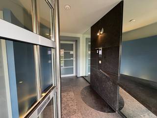 De prachtige leefruimte vormt het hart van dit duplex-appartement. Van hieruit hebt u toegang tot de afzonderlijke keuken en tot een aparte...