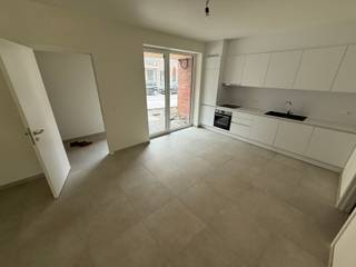 Maison neuve située dans une rue calme à Diegem, comprenant : hall d’entrée, cuisine entièrement équipée avec espace repas et buanderie, séjour...