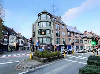 Dit prachtige appartement bevindt zich in een opvallend hoekpand in het hart van Wevelgem, op een top locatie nabij de Grote Markt. Het gebouw,...