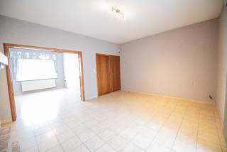 Op zoek naar een ruime gezinswoning op een gunstige locatie in Waregem? Deze woning, gelegen op de wijk ’t Gaverke, biedt heel wat mogelijkheden en werd reeds in 1997 grondig aangepakt en uitgebreid. Dankzij de praktische indeling, de ruime woonoppervlakte en de centrale ligging vormt dit een interessante opportuniteit voor gezinnen die op zoek zijn naar een aangename thuisbasis.<br /><br />De woning beschikt op het gelijkvloers over een gezellige leefruimte die aansluit op de open keuken. Verder bevinden zich hier een badkamer, een ruime wasplaats en een extra berging, wat zorgt voor heel wat praktisch comfort. Daarnaast is er ook een kelder aanwezig voor extra opslagruimte.<br /><br />Op de eerste verdieping bevinden zich momenteel twee slaapkamers en een bijkomende ruimte met wastafel en toilet. Een extra troef is de zolderverdieping, die bereikbaar is via een reeds aanwezige vaste trap. Hier bestaat de mogelijkheid om een derde slaapkamer of een extra hobby- of werkruimte te creëren, afhankelijk van uw wensen.<br /><br />Buiten kunt u genieten van de tuin met een zuidwestelijke oriëntatie. Achteraan de woning bevindt zich bovendien een garage, een praktische meerwaarde voor het parkeren of het opbergen van fietsen en materiaal.<br /><br />Ook op energetisch vlak biedt deze woning een goede basis, met een EPC-label C en dubbele beglazing doorheen de woning.<br /><br />Wenst u een bezoek? contacteer Tom Wielfaert - tom@immoroba.be - 0497/85.80.52