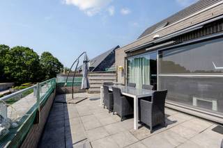 Appartement met 2 slaap- en 2 badkamers <br /><br />2de VERDIEPING<br />Inkomhal <br />Woonkamer met aansluitend eetkamer en bureauruimte voorzien van parketvloer. <br />Keuken (keramische vloertegel) voorzien van gasvuur, koelkast, vaatwasser (nieuw), microgolfoven, dampkap, dubbele spoelbak en granieten werkblad.<br />Ruime berging voor wasmachine, droogkast en extra diepvriezer.<br />Badkamer met douche, toilet en badmeubel.<br />Slaapkamer 14m²<br />Via grote schuifraam toegang tot terras van ±40m² op tegel.<br /><br />3DE VERDIEPING<br />Overloop 10m² met mogelijkheid tot dressing.<br />2de slaapkamer 13m².<br />Badkamer op tegel met douche, toilet en dubbel lavabomeubel<br /><br />BIJZONDERHEDEN<br />Verwarming op aardgas met centrale verwarming, dubbele beglazing, videofoon.<br />Gunstig EPC, elektriciteit conform.<br />Momenteel verhuurd<br />Afgesloten garage verplicht bij aan te kopen (30.000€).<br /><br />POSITIEVE PUNTEN<br />Kleinschalig project.<br />Zéér veel lichtinval<br />Ruime leefruimte <br />2 badkamers <br />Enorm terras<br />Lage gemeenschappelijk kosten (85€)<br />Op wandelafstand van markt van Geel. <br />Winkels, scholen en openbaar vervoer allemaal in de buurt.