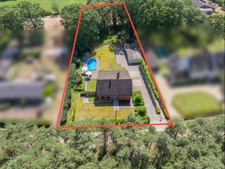 Op een rustige en unieke, groene locatie in Rhoode te Oud-Turnhout bevindt zich deze vrijstaande gezinswoning met vier slaapkamers, twee badkamers, zwembad en een ruim bijgebouw met carport. Een eigendom met veel ruimte en mogelijkheden voor wie op zoek is naar een woning die verder naar eigen smaak gemoderniseerd kan worden.
De woning is praktisch ingedeeld en biedt verrassend veel ruimte. Op het gelijkvloers vinden we een inkomhal, een ruime en lichtrijke leefruimte, keuken, slaapkamer, badkamer en een bijkomende polyvalente ruimte.
De living en keuken werden in 2010 vernieuwd en vormen een aangenaam geheel met veel natuurlijke lichtinval en contact met de tuin. De keuken werd uitgevoerd in mooie materialen en sluit aan op een handige wasplaats/berging.
Een belangrijke troef is de aanwezigheid van een volwaardige slaapkamer en badkamer op het gelijkvloers. Daarnaast is er nog een ruime polyvalente kamer, thans met een tweede keuken, welke kan dienen als praktijkruimte, inwonende ouder of als kantoor aan huis met aparte inkom.
Op de eerste verdieping bevinden zich nog drie slaapkamers en een tweede badkamer met douche, lavabo en toilet. Deze badkamer werd vernieuwd in 2004.
Verder beschikt de woning over een praktische kelder, bereikbaar vanuit de leefruimte.
Ook buiten heeft dit eigendom heel wat te bieden. De woning beschikt over een ruime tuin, zwembad, overdekt terras en voldoende parkeergelegenheid. Het afzonderlijke houten bijgebouw met carport en afgesloten berging biedt bovendien heel wat extra plaats voor wagens, fietsen, tuinmateriaal of hobby's.
De woning werd steeds goed onderhouden, maar biedt tegelijk nog mogelijkheden voor verdere modernisering. Hierdoor is ze bijzonder interessant voor kandidaat-kopers die ruimte en een groene ligging zoeken en de woning op termijn verder naar eigen smaak willen aanpassen.
Troeven:
- zowel via achterzijde van de woning als voorzijde zicht op blijvend groen
- 4 slaapkamers
- slaapkamer en badkamer op het gelijkvloers
- 2 badkamers
- vernieuwde living en keuken
- badkamer verdieping vernieuwd
- polyvalente ruimte, praktijk, inwonende ouder of kind, kantoor aan huis
- kelder
- zwembad
- ruim bijgebouw met carport en berging
- ruime parkeermogelijkheden
P-score A en G-score A