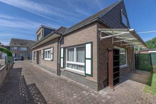 Cette charmante maison dispose d'un hall d'entrée spacieux et d'un salon lumineux, ce qui en fait un espace de vie agréable et confortable.Au...