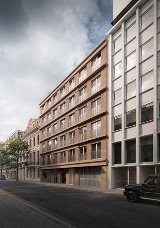 <div>
<div>
<div>
<div>
<p><span>ARENBERG24 - In de historische Arenbergstraat, grenzend aan de bruisende Graanmarkt, verwelkomen we elf exclusieve appartementen, met onder meer een penthouse van </span><span>258 m2 dat zich uitstrekt over de gehele bovenste verdieping.<br /><br />Al de appartementen – met doorzonontwerp – zijn het resultaat van een mooie samenwerking tussen het gerenommeerde Binst Architects en de creatieve hand van interieurarchitect Jim Dierckx. Met een subtiele knipoog naar het rijke verleden van de Arenbergstraat sluit het tijdloos design naadloos aan bij de historische charme van de omgeving. Zowel qua exterieur als interieur wordt elk detail van dit project met zorg ontworpen en verfijnd. De dynamische indeling zorgt ervoor dat u als toekomstige bewoner de configuratie van het appartement kan aanpassen naar eigen wens. Ook bent u vrij in de keuzes van de afwerking van het appartement conform het lastenboek.<br /></span><span>Alle appartementen zijn tevens uitgerust met een ruim terras, dat fungeert als het ideale verlengstuk van de binnenruimte en uitkijkt op de prachtig aangelegde binnentuin</span><span>. </span><span>Deze groene parel, doordacht ontworpen als een echte stadsoase, is rijk aan klimplanten en indrukwekkende meerstammige bomen die schaduw en sereniteit brengen. Hier vind je de perfecte balans tussen </span><span>natuur en stadsleven. Een oase van rust in het hart van de bruisende stad. Verder zorgen duurzame keuzes (individuele warmtepompen, zonnepanelen en doorgedreven isolatie) dat het project Arenberg24 zorgt draagt voor de toekomst. <br /><br /></span><span>Een ondergrondse parkeergarage is, ontegensprekelijk, een enorm voordeel in het centrum van Antwerpen.</span></p>
<p><span> </span></p>
</div>
</div>
</div>
</div>
