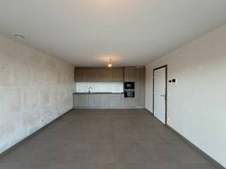 In de Aloise Biebuyckstraat 23/22 te Waregem ligt dit nieuwbouwappartement met een moderne afwerking en energiezuinige voorzieningen. Het...