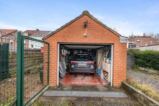 <p>Ideaal gelegen, dicht bij alle voorzieningen en op twee passen van Les Bastions, bestaat deze te moderniseren woning uit het volgende:</p>
<p></p>
<p>Op de begane grond: Een inkomhal, een mooie woonkamer (salon/eetkamer), een ingerichte keuken met eetruimte, een wasruimte, een slaapkamer en een badkamer.</p>
<p>Op de verdieping: Twee slaapkamers, een waterkamer en toegang tot een zolder die kan worden ingericht als extra slaapkamer.</p>
<p>In de kelder: Twee droge kelders.</p>
<p></p>
<p>Buiten bestaat het geheel uit een koer en een tuintje langs de garage die toegankelijk is via de achterzijde, evenals een private parkeerplaats aan de achterkant.</p>
<p></p>
<p><span><b>TECHNIEK:</b></span> Centrale verwarming op gas (twee ketels), PVC/houten ramen met dubbele beglazing en rolluiken, boiler, regenwatertank (10.000 L), aansluiting op de riolering.</p>