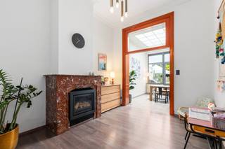 <p>Sommige woningen voelen meteen goed aan. Deze karaktervolle stadswoning in Ronse combineert verrassend veel ruimte met de warmte en charme van een authentieke woning.</p><p> </p><p>Hoge plafonds, sierlijsten, houten binnendeuren en de marmeren schouw geven het interieur zijn eigen sfeer. De gezellige leefruimte loopt over in de eetplaats en verder naar de ingerichte keuken. Grote raampartijen brengen veel natuurlijk licht binnen en achteraan is er een aangename koer.</p><p> </p><p>Ook boven blijft de woning verrassen. De eerste verdieping biedt een ruime slaapkamer, een verzorgde badkamer met ligbad, douche en dubbele lavabo en een extra ruimte met sauna. Op de tweede verdieping bevinden zich nog twee volwaardige slaapkamers. De ruime zolder en kelder zorgen voor heel wat bijkomende berg- en gebruiksruimte.</p><p> </p><p>Met maar liefst <strong>222 m² bruikbare vloeroppervlakte</strong> is dit een woning die achter haar gevel veel meer prijsgeeft dan je op het eerste gezicht zou verwachten. Bovendien beschikt ze over EPC C, centrale verwarming op gas en een asbestveilig attest.</p><p> </p><p><strong>Een warme thuis met 3 slaapkamers, karakter én ruimte, op wandelafstand van het centrum van Ronse.</strong></p><p> </p><p>Interesse? Contacteer Chiara voor meer informatie of een bezoek.</p>