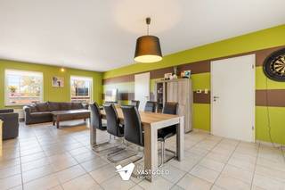 <p><span>Zeer ruim en lichtrijk duplex appartement (149m²) met 2 slaapkamers en leuke veranda met 2 terrassen te Laakdal.</span></p><p><span> </span></p><p><span>Belangrijkste troeven: </span></p><p><span>- Goede ligging kortbij Laakdal centrum</span></p><p><span>- 149m² bewoonbare oppervlakte</span></p><p><span>- 2 terrassen waarvan één overdekt</span></p><p><span>- 2 slaapkamers met wasruimte/dressing</span></p><p><span>- Leuke veranda die zorgt voor extra lichtinval en hele ruime woonkamer</span></p><p><span>- Garagebox en ondergrondse autostaanplaats</span></p><p><span>- EPC B</span></p><p><span> </span></p><p><span>Bekijk zeker ook de grondplannen met de afmetingen. Zo krijgt u van thuis uit al een perfect beeld van wat dit appartement te bieden heeft!</span></p><p><span> </span></p><p><span>Wenst u meer info of een vrijblijvende bezichtiging, contacteer dan ons kantoor op het nummer 011 85 15 15 en wij helpen u graag verder.  </span></p>