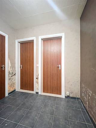 <h1><span>Gelijkvloersappartement met garage – ideaal als investering of starterswoning</span></h1><h1><span> </span></h1><h1><span>Dit gelijkvloersappartement is ideaal voor wie op zoek is naar een interessante investering of een woning dichtbij het centrum die naar eigen smaak kan worden opgefrist.</span></h1><h1><span>Er geldt geen renovatieverplichting volgens het EPC, wat dit pand extra aantrekkelijk maakt.</span></h1><h1><span>Dankzij de gunstige ligging geniet u van een vlotte bereikbaarheid nabij het centrum en de belangrijkste invalswegen. </span></h1><h1><span>In de directe omgeving vindt u een supermarkt, scholen, bakker en andere voorzieningen, wat zorgt voor optimaal wooncomfort.</span></h1><h1><span> </span></h1><h1><span>Het appartement beschikt over twee slaapkamers, een ruime inkomhal, een badkamer met bad, een aparte berging en een ruime, lichtrijke woonkamer met halfopen keuken.</span></h1><h1><span>Daarnaast is er een garage inbegrepen en zijn er staanplaatsen voor het gebouw, ideaal voor bezoekers.</span></h1><p><span> </span></p>