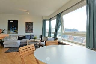 <p><span>GENT - Kortrijksesteenweg: Op zoek naar een</span><span> centraal gelegen appartement met terras te huur in Gent? </span><span>Dan is dit pand mogelijks iets voor u.</span></p><p><span> </span></p><p><span>De belangrijkste troeven in een notendop:</span></p><ul><li><span>Gelegen op wandelafstand van het station Gent-Sint-Pieters</span></li><li><span>Subliem zicht over Gent</span></li><li><span>Vlot bereikbaar met het openbaar vervoer, fiets of auto</span></li><li><span>Ruime slaapkamers</span></li></ul><p><span> </span></p><p><span>Indeling:</span></p><p><span>Inkomhal met vestiaire, geïnstalleerde keuken met terrasje, ruime leefruimte, toilet , 2 ruime slaapkamers, badkamer (ligbad/douche, lavabomeubel en aansluiting voor wasmachine). Inclusief kelderberging.</span></p><p><span> </span></p><p><span>Beschikbaar vanaf 01/04/2026. Domicilie verplicht.</span></p><p><span>Huurprijs: € 950 + € 160 euro (onderhoud AD, privé verwarming en waterverbruik). Elektriciteit afzonderlijk af te rekenen.</span></p><p><span> </span></p><p><span>Neem contact op met Axel Lenaerts makelaars voor een bezoek via onze website.</span></p>