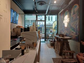 Deze instapklare winkel is gelegen in de gekende Nationalestraat, naast "Panos", vlakbij "Hawaiian Poké Bowl", "Access to Design", "Under Armour" e.a. De winkel is +/- 60m² groot en vooraan kan een terras geplaatst worden. Makelaarscommissie ten laste van de huurder.