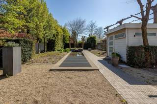 Cette maison rénovée avec soin en 2014 offre un espace surprenant et de multiples possibilités. Elle comprend quatre grandes chambres, un...