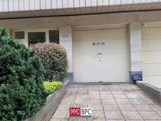 Spacieuse box de garage avec accès direct au rez-de-chaussée, idéalement située...