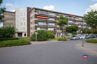 <p><span>HOBOKEN | APPARTEMENT À RÉNOVER AVEC DEUX CHAMBRES ET UNE TERRASSE | EPC | IDÉALEMENT SITUÉ AU QUATRIÈME ÉTAGE D’UN IMMEUBLE BIEN ENTRETENU AVEC ASCENSEUR </span></p><p><span>Disposition comme suit : hall d'entrée avec porte de sécurité - WC - salle de bains avec baignoire, lavabo et WC - pièce à vivre - terrasse - cuisine fermée - couloir de nuit avec vestiaire et WC invités - deux chambres - cave privative. </span></p><p><span>Les charges communes s'élèvent à environ 100 EUR par mois. </span></p>