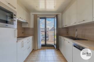 HERZELE- Ruim appartement met terras en garage.<br /><br />Inschrijven voor het geplande bezoekmoment kan via onze website => www.immoderas.be<br /><br />Dit nstapklaar appartement is gelegen in een kleinschalige residentie, centraal in Herzele. Op wandel- en fietsafstand van het openbaar vervoer, scholen, het centrum van Herzele en in directe nabijheid van alle invalswegen.<br /><br />Het appartement werd voorzien van een ruime en lichtrijke woonkamer met open keuken (volledig geïnstalleerd), twee slaapkamers, badkamer met alle comfort, apart gastentoilet en twee privatieve, zonnige terrassen.<br />De keuken, badkamer en toilet werden volledig gerenoveerd in 2020. Ook de boiler werd dat jaar vervangen.<br /><br />Het appartement werd steeds goed onderhouden.<br />Elektrische installatie conform, EPC C, geen asbest, volledig geschilderd,…. Kortom, verhuizen en wonen!<br />Ook mooie huur-opbrengst/rendement te bekomen.<br /><br />Garage inclusief in de huurprijs!<br /><br />AK: €50