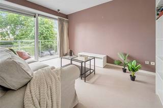 VERHUURDE SERVICEFLAT MET GOED RENDEMENT OP DE 1 STE VERD.<br />Ligt achteraan met zicht op parkje ,heeft ook een terras<br /><br />VERHUURDE SERVICEFLAT MET GOED RENDEMENT<br />Gezellige leefruimte met veel lichtinval met open ing. keuken, berging<br />badkamer met douche, 1 slaapkamer<br />Er is een sfeervol ingericht salon waar je gratis thee en koffie kan krijgen en een aangenaam restaurant waar je elke dag aan een zeer democratisch prijs een menu kan eten.<br />Parktuin waar je in de zomer kan vertoeven.<br />Parkeerplaats voor bewoners en bezoekers. Opbrengst ongeveer 650 Euro.<br />EPC 206 