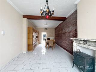 Cette maison semi-ouverte située à Blaasveld offre un excellent compromis entre un emplacement calme et une bonne accessibilité. Elle se trouve à proximité du centre-ville, de divers commerces et commodités, mais aussi tout près d'un magnifique cadre naturel et de sentiers de randonnée. Grâce à la proximité des principaux axes routiers, les communes et villes environnantes sont également facilement accessibles.La maison est à rénover entièrement et offre ainsi de nombreuses possibilités pour l’aménager entièrement selon vos goûts et vos envies. Au rez-de-chaussée, la maison dispose d’un salon spacieux, d’une cuisine, d’une salle de bains et d’une cour couverte très pratique. Elle comprend également une cave, idéale comme espace de rangement supplémentaire.Au premier étage se trouvent actuellement deux chambres spacieuses. Les combles offrent quant à eux un potentiel supplémentaire et peuvent parfaitement être aménagés en une grande chambre parentale, un espace de loisirs ou une pièce à vivre supplémentaire.Le toit-terrasse constitue un atout particulier : il est directement accessible depuis la cage d’escalier. Sous réserve des aménagements nécessaires et des autorisations requises, cet espace peut être transformé en une grande et agréable terrasse sur le toit, un atout unique pour profiter pleinement de l’espace extérieur.Une maison au fort potentiel, située dans un emplacement intéressant à Blaasveld, idéale pour ceux qui recherchent un projet de rénovation et souhaitent créer eux-mêmes une maison de caractère.