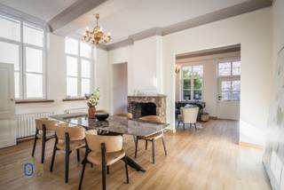 In het oog springend Brugs diephuistrapgevelwoning voorzien van meerdere architecturale accenten & onobstructief uitgevend op de...