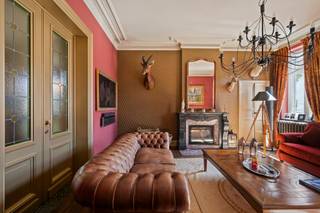 <p><strong>Exclusieve vierkantshoeve te koop in Arc-Wattripont – luxe, rust en authenticiteit </strong></p>
<p>Op een domein van drie hectare ligt deze uitzonderlijke vierkantshoeve, volledig gerenoveerd met behoud van haar authentieke charme. De eigendom biedt privacy, ruimte en verfijning in een idyllische, groene omgeving.</p>
<p>De hoofdwoning verwelkomt u met een statige inkomhal, bureauruimte, eetplaats, twee gezellige salons met haardvuur en een lichtrijke orangerie met uitzicht op de tuin. De landelijke keuken met Aga-fornuis sluit aan op een bijkeuken, wasplaats, berging, stookruimte en wijnkelder. Op de verdieping bevinden zich drie ruime slaapkamers, een dressing, twee badkamers, een fitnessruimte en een zolder met uitbreidingspotentieel.</p>
<p>Het buitengedeelte ademt luxe en rust: een zwembad van 12,50 bij 5.00 meter met een vorig jaar volledig vernieuwd Coverseal afdekking, poolhouse (sauna, douche, zithoek met haard), een overdekt terras met open zicht, stenen bakoven, gerenoveerde serre, vijver en een prachtige tuin met oude bomen. Daarnaast vindt u een conciergerie (vakantiehuis met 3 slaapkamers, keuken, salon, badkamer en wc), een grote schuur met indrukwekkend gebinte (perfect als feestzaal), paardenstallen (10 boxen), piste en weides.</p>
<p>Zonnepanelen zorgen voor energie-efficiëntie. Er is bovendien mogelijkheid tot aankoop van ca. zes hectare weides en grond.</p>
<p>Deze luxe hoeve in Arc-Wattripont is een unieke kans voor wie houdt van exclusief wonen in harmonie met de natuur. Een perfect evenwicht tussen elegantie, comfort en rust — klaar om in te trekken.<br /><br />Voor inlichtingen en/of bezoek, bel Stéphanie Eeckhout <strong>0472/13.28.79</strong></p>