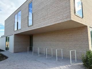 <p>IMMEUBLE NEUF ÉNERGÉTIQUEMENT EFFICACE À LOUER À OUDENAARDE</p><p>Vous êtes à la recherche d'une maison moderne, prête à l'emploi et dotée de tout le confort ? <br />Cette maison de construction récente comprend au rez-de-chaussée : une entrée, des toilettes, une salle à manger, une cuisine équipée, un débarras, un espace de vie lumineux, un jardin et une terrasse<br />Au premier étage : des toilettes, 3 chambres et une salle de bain équipée avec double lavabo et douche à l'italienne</p><p>Situation : Situé en bordure du centre ville, à proximité des écoles, de la gare et des commerces</p><p>Durabilité : maison BEN avec chauffage au sol et pompe à chaleur. <br />Finitions : matériaux de haute qualité et peinture sur toute la surface.</p><p>Disponibilité : éventuellement 01/06/2026, après travaux encore à effectuer.<br />Ne manquez pas cette occasion unique d'être le premier à habiter ce bijou !<br />Intéressé ? <br />Demandez votre visite via notre site internet www.immodhondt.be </p>