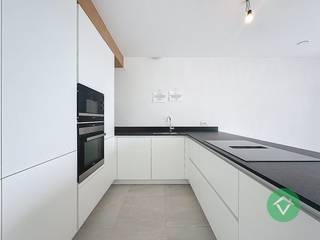 Wonen waar anderen op vakantie komen? Dit stijlvolle duplexappartement in residentie Hélène-Charlotte biedt het beste van twee werelden: rust,...