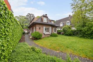 In een rustige doodlopende straat langs de Brusselsesteenweg 285 in Mechelen bevindt zich deze karaktervolle villa op een prachtig perceel van...