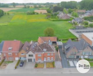BURST - Deze te renoveren woning met bijgebouwen biedt u heel wat mogelijkheden. Alle voorzieningen zoals supermarkten, scholen, winkels, openbaar vervoer en het station zijn vlakbij. Daarnaast geniet deze woning een heel goede bereikbaarheid door de nabijheid van belangrijke invalswegen en de op- en afrit van de E40.<br /><br />Naar indeling toe bevindt zich op het gelijkvloers een ruime inkomhal, een bureau, een eetkamer, een woonkamer en een keuken. Op de eerste verdieping bevinden zich 3 ruime slaapkamers en een badkamer. De zolder, bereikbaar met een vaste trap, biedt nog veel mogelijkheden.<br /><br />De aangebouwde bijbouw biedt extra ruimte die uitstekend geschikt is voor uitbreiding of opslag.<br /><br />Mits de nodige verbouwingen is dit de ideale woonst voor eigen bewoning, werken, combinatie woon-en werk, zelfstandigen,... <br /><br />Kortom bent u opzoek naar een te renoveren woning op een uitstekende locatie met 3 slaapkamers en heel wat mogelijkheden? Aarzel dan niet en maak snel uw afspraak! Voor meer info of bezoek 053/60.65.60.