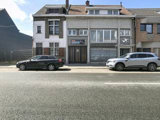Veelzijdig vastgoed met tal van mogelijkheden in het centrum van Kieldrecht<br /><br />Dit ruime eigendom, gelegen aan Dorp 85 en 87 in Kieldrecht, biedt een interessante combinatie van wonen, werken en ondernemen. Het geheel omvat twee woningen met telkens 3 slaapkamers, een magazijn/werkplaats van ca. 299 m² en bijkomende bijgebouwen.<br /><br />Woning nr. 85 is een op te frissen of te renoveren woning. Op het gelijkvloers bevinden zich een leefruimte met open keuken, bijkeuken en toilet. De eerste verdieping beschikt over 3 slaapkamers en een badkamer. Een ruime zolderverdieping biedt extra mogelijkheden.<br /><br />Woning nr. 87 is een ruime woning met een commerciële ruimte van ca. 35 m² op het gelijkvloers, die ook als extra slaapkamer kan worden ingericht. Verder zijn er een inkomhal en wasplaats. Op de eerste verdieping bevinden zich de leefruimte met open keuken, badkamer en toilet. De tweede verdieping telt 3 slaapkamers en een berging.<br /><br />Het magazijn/werkplaats is bereikbaar via de doorgang tussen beide woningen en is met zijn ca. 299 m² bijzonder interessant voor opslag, een atelier of bijvoorbeeld een autowerkplaats. Achteraan bevinden zich nog verschillende bijgebouwen.<br /><br />Verhuur na renovatie van de woningen kan een mooi rendement opleveren.<br /><br />Dankzij de centrale ligging, vlak bij winkels, scholen en belangrijke verbindingswegen, vormt dit eigendom een veelzijdige opportuniteit voor wie wonen en ondernemen wil combineren of op zoek is naar een renovatieproject met potentieel.<br /><br /><br />EPC: 369 kWh/m² / UC: 3953475<br />EPC: 555 kWh/m² / UC: 3953475<br /><br />Dit pand is onderworpen aan de renovatieverplichting van de Vlaamse overheid voor residentiële gebouwen (behoudens bij sloop binnen 5 jaar na de aankoop). Consulteer voor meer informatie de website van het Vlaams Energie- en Klimaatagentschap via https://www.vlaanderen.be/een-woning-kopen/renovatieverplichting-voor-residentiele-gebouwen<br /><br />Bestuursmaatregelen in het maatregelenregister: nee