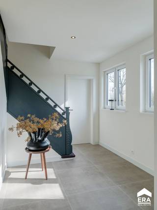 Volledig gerenoveerde woning op een groene locatie met een prachtig zicht over de velden. In 2025 en 2026 is de woning gestript en volledig...