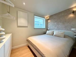 [[ DIT PAND NEEMT DEEL AAN DE ERA OPEN HUIZEN DAG OP 19/9 VAN 13:00 TOT 14:00 ]]
<p><strong>Te koop: gerenoveerd appartement (2026) nabij duinen.</strong></p>

<p>Ontdek dit smaakvol gerenoveerde appartement met één slaapkamer op een uitstekende ligging in Oostduinkerke. Gelegen vlak bij de duinen geniet u hier dagelijks van rust, natuur en prachtige wandel- en fietsroutes. Tegelijk bevinden winkels, restaurants en het levendige centrum zich op wandelafstand. Dankzij de kwalitatieve renovatie is het appartement volledig instapklaar en voorzien van hedendaags wooncomfort. Een ideale opportuniteit als vaste woonst, tweede verblijf of investering aan de Belgische kust.</p>

<p><strong>Belangrijkste ruimtes:</strong><br />• Living met aangename lichtinval<br />• Keuken met praktische indeling<br />• Slaapkamer geschikt voor tweepersoonsbed en opbergruimte<br />• Badkamer functioneel ingericht<br />• Terras om buiten te genieten</p>

<p><strong>Troeven:</strong><br />• Centrale ligging in Oostduinkerke<br />• Nabij openbaar vervoer, winkels en voorzieningen<br />• Interessant als vaste woonst, tweede verblijf of investering</p>

<p>Neem vandaag nog contact op met je ERA-makelaar voor een bezoek.</p>

<p>JOUW DROOMAPPARTEMENT. ZO GEVONDEN!</p>
