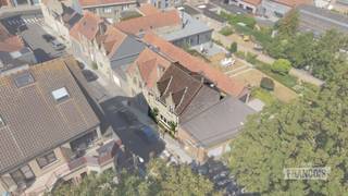 Deze instapklare woning geniet van een absolute topligging in het centrum van Diksmuide, pal aan het stadspark en op wandelafstand van de Grote Markt. Winkels, scholen, horeca en openbaar vervoer bevinden zich vlakbij, waardoor u geniet van alle comfort in een rustige en groene omgeving.<br /><br />Via de inkomhal met gastentoilet komt u in de lichtrijke leefruimte met open eetplaats. Aansluitend bevindt zich de functionele, ingerichte keuken met praktische berging die voor extra opbergruimte zorgt. Buiten vindt u een gezellige koer én een aangenaam dakterras, waar u in alle rust van de buitenlucht kunt genieten.<br /><br />Op de verdieping bevinden zich twee ruime slaapkamers en een verzorgde badkamer uitgerust met een dubbele lavabo en douche. Daarnaast beschikt de woning over een zolderkamer die perfect kan dienen als derde slaapkamer, bureau of hobbyruimte.<br /><br />De ramen werden vernieuwd in 2024 en zijn voorzien van hoogrendementsbeglazing, wat bijdraagt aan het wooncomfort en de energiezuinigheid.<br /><br />Dankzij de uitstekende ligging, de instapklare afwerking, de aangename buitenruimtes en de mogelijkheid tot drie slaapkamers is deze woning de ideale keuze voor starters, gezinnen én investeerders.<br /><br />De prijs is een vanafprijs. Elk bod gelijk aan of hoger dan de vermelde richtprijs wordt voorgelegd aan de eigenaar. De verkoper behoudt zich het recht voor om al dan niet in te gaan op een bod.<br /><br />