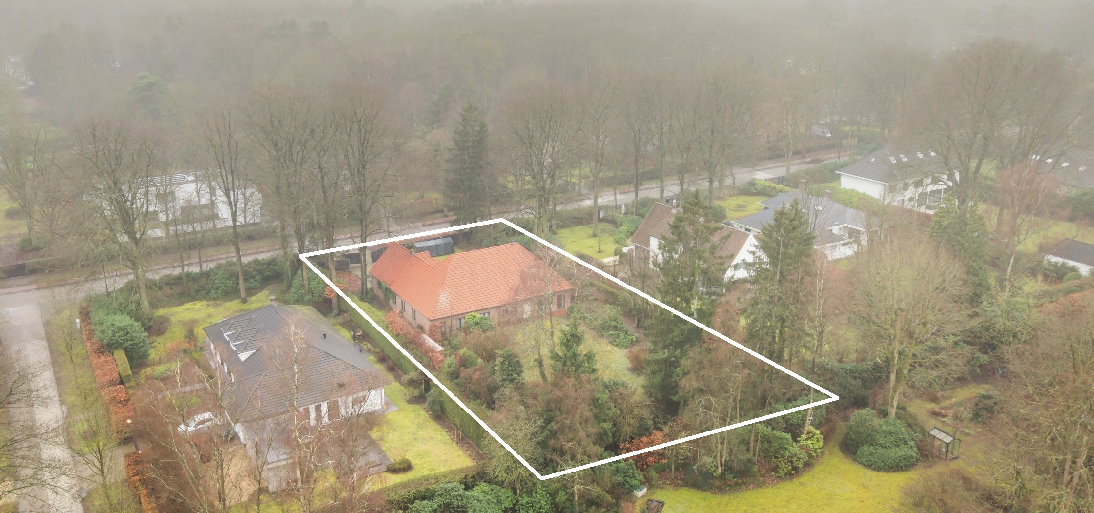 Exclusieve villagrond van 2.100 m² met af te breken villa - foto 4