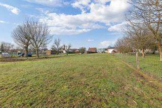 Voor meer informatie of een bezoek, bel 02/532.22.57 - Pajottegem (Gooik): Op een strategische locatie met een commerciële topligging en een...