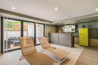 Werk en wonen kan hier perfect gecombineerd worden.Op het straatniveau zit een volledige kelderverdieping van 140m² (nu wellness, binnenzwembad met...