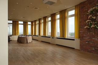 Op de 11de en 12de verdieping van deze gekende residentie 'Orchidee' nabij het centrum van Roeselare vind je het horecagedeelte, keuken...