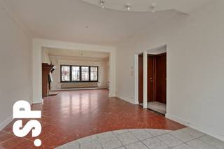 Gezellige en instapklare gezinswoning met 3 ruime slaapkamers, tuin en garage in hartje Geel<br /><br />In het centrum van Geel vindt u deze charmante en goed onderhouden eengezinswoning met tal van troeven. De woning combineert ruimte, comfort en een uitstekende ligging op wandelafstand van winkels, openbaar vervoer, zwembad en andere voorzieningen.<br /><br />Indeling:<br />Gelijkvloers: Inkomhal met gastentoilet, een ruime en lichtrijke leefruimte, keuken, droge kelderruimte, terras en een aangename tuin.<br />Eerste verdieping: Drie volwaardige slaapkamers, een vernieuwde badkamer uitgerust met dubbele lavabo, douche in bad en toilet, evenals extra opbergruimte.<br /><br />Daarnaast beschikt de woning over een extra bijgebouw, ideaal voor diverse doeleinden zoals een vrij beroep, atelier, extra garage of stockage.<br /><br />Energiezuinige en comfortverhogende vernieuwingen:<br />- Muren geïnjecteerd (volledige woning)<br />- Kelder volledig waterdicht gemaakt<br />- Badkamer volledig vernieuwd<br />- Nieuwe laminaatvloer op de eerste verdieping<br />- Energiezuinige PVC ramen en rolluiken geplaatst<br />- Zonnepanelen geïnstalleerd<br />- Nieuwe dakisolatie aangebracht<br /><br />De woning behaalt een uitstekend EPC-label B (178 kWh/m²) en is bovendien asbestveilig verklaard.<br /><br />Troeven op een rij<br />- Centrale en gegeerde ligging<br />- 3 ruime slaapkamers<br />- Tuin, garage en extra bijgebouw<br />- Energiezuinig en instapklaar<br /><br />Ideaal voor gezinnen of zelfstandigen.<br /><br />Voor meer informatie of een bezoek ter plaatse:<br />📞 014 59 10 20<br />📧 jill@immosp.be<br />Benieuwd naar de waarde van uw eigen woning? Vraag vrijblijvend een gratis verkoopanalyse aan – wij helpen u graag verder!