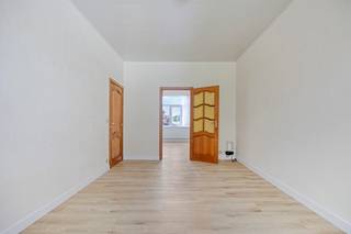<p>Deze meergezinswoning, opgedeeld in twee appartementen, bevindt zich op een gunstige en centraal gelegen locatie in Aarschot. Je woont hier op korte afstand van het centrum, met winkels, scholen, openbaar vervoer en belangrijke invalswegen binnen handbereik. Het pand vormt daardoor een interessante keuze voor investeerders of voor wie op zoek is naar extra woonruimte, bijvoorbeeld voor een inwonend familielid.<br /><br />Het gelijkvloerse appartement beschikt over een lichtrijke leefruimte, een functionele keuken, een badkamer en een kleine slaapkamer. Achteraan bevindt zich een gezellig privétuintje, waar men in alle rust van de buitenlucht kan genieten.<br /><br />Het appartement op de 1e verdieping omvat een ruime leefruimte, keuken, 1 badkamer , 1 slaapkamer en een mooie afgewerkte zolderruimte met aparte kleine badkamer met WC en een ruimte waar je nog 2 of 3 slaapkamers kan maken. <br /><br />Dankzij de duidelijke scheiding tussen beide woonunits behoudt elke bewoner zijn eigen privacy, wat het pand bijzonder geschikt maakt voor opbrengstverhuur of dubbele bewoning.<br /><br />Interesse? Boek dan snel je bezoek ter plaatse via ellen@sophimo.be of +32 497 86 72 51</p>