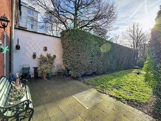 <p>LICHTRIJKE BEL-ÉTAGE MET ZW-TUIN, GARAGE, OPRIT & UITBREIDINGSPOTENTIEEL!<br /><br />Op zoek naar een woning met ruimte, parkeermogelijkheden én potentieel? Dan is dit een buitenkans!<br /><br />Deze verzorgde bel-étage biedt een ruime multifunctionele ruimte met eigen badkamer en toilet, ideaal als slaapkamer, bureau, praktijkruimte of kangeroowoning.<br /><br />Op de eerste verdieping geniet u van een lichtrijke leefruimte, een volledig geïnstalleerde keuken, ruime masterbedroom met tuinzicht, badkamer en gastentoilet.<br /><br />Buiten beschikt u over een zuidwestgerichte tuin met terras, een zeer ruime garage, een oprit voor 2 wagens én een extra parkeerplaats vóór de oprit.<br /><br />Extra troef: de woning beschikt over uitbreidingspotentieel voor een extra verdieping, mits de nodige vergunningen. Ideaal voor wie vandaag comfortabel wil wonen en morgen nog meer ruimte of waarde wil creëren!<br /><br />TOPTROEVEN:<br />* ZW-tuin & terras<br />* Zeer ruime garage + oprit <br />* Lichtrijke kamers: living - slaapkamers, ...<br />* Multifunctionele ruimte met badkamer<br />* Veel licht & ruimte<br />* Uitbreidingsmogelijkheden<br />* Centrale ligging nabij winkels, scholen, sport & autosnelwegen<br /><br />Een woning met karakter, ruimte én toekomst!<br /><br />Interesse? Contacteer Laila via laila@immodor.be of 0477 30 85 59 voor een bezoek.<br /><br />!Stedenbouwkundige inlichtingen: mogelijkheid tot uitbreiding met één extra verdieping, mits aanvraag vergunning!<br /><br /><br /></p>