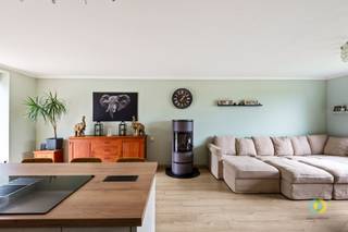 <p><span>In een bijzonder rustige en residentiële woonwijk in Grimbergen bevindt zich deze gerenoveerde en instapklare bungalow. De woning ligt in een doodlopende straat die uitgeeft op de omliggende velden, wat zorgt voor een groene woonomgeving met veel privacy en weinig verkeer. Via de inkomhal betreedt u de lichtrijke leefruimte met open keuken. De volledig ingerichte keuken vormt samen met de woonkamer een aangename en gezellige leefruimte. Dankzij de veranda werd de leefruimte uitgebreid, wat zorgt voor extra ruimte en veel natuurlijk licht. De woning beschikt over drie slaapkamers. De derde slaapkamer werd gecreëerd door het voormalige bureau samen te voegen met een deel van de garage, wat resulteert in een volwaardige extra kamer. Ondanks deze aanpassing is er geen gebrek aan parkeermogelijkheden. De woning beschikt over een oprit en in deze rustige woonwijk is er steeds voldoende parkeergelegenheid in de straat. De garage doet nog steeds dienst als een ruime berging. Ook technisch zit het goed: de elektrische installatie is conform en de woning behaalt een EPC-score D. Daarnaast zijn er zonnepanelen en een thuisbatterij aanwezig, zodat u dag en nacht kan genieten van zelf opgewekte zonne-energie. Kortom, een ideale woning voor wie rustig en comfortabel wil wonen.</span><span> </span></p>