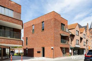 Bent u op zoek naar een instapklaar appartement waar luxe, comfort, duurzaamheid en een centrale ligging hand in hand gaan? Dan is dit een unieke kans die u niet wilt missen.<br /><br />Gelegen in het bruisende hart van Merelbeke bevindt u zich op wandelafstand van gezellige horecazaken, boetieks, een bakker en alle dagelijkse voorzieningen. Liefhebbers van wandelen en fietsen kunnen hun hart ophalen dankzij het uitgebreide netwerk van wandel- en fietsroutes, terwijl de nabijheid van het openbaar vervoer en de uitstekende verbindingen naar de campussen van UGent en HoGent, de E40, E17 en R4 zorgen voor een optimale bereikbaarheid.<br /><br />Dit is geen standaardappartement, maar een full-option woonconcept waar werkelijk aan elk detail werd gedacht. Hoogwaardige parketvloeren met vloerverwarming zorgen voor een warme en stijlvolle uitstraling, terwijl de luxueuze keuken, maatwerkkasten, elegante smeedijzeren binnendeur, extra stopcontacten en aanwezige verduistering getuigen van een hoog afwerkingsniveau. Bovendien voldoet het appartement aan de hoogste hedendaagse normen dankzij een warmtepomp, zonnepanelen, een ventilatiesysteem, een lift en een uitstekend EPC-label A / E-Peil 12!<br /><br />Het appartement maakt deel uit van residentie Sequoia, gebouwd in 2025 en slechts beperkt bewoond.<br /><br />Met een oppervlakte van 71 m² en 19 m² terrassen, werd elke vierkante meter optimaal benut. De lichtrijke leefruimte met open keuken vormt het hart van het appartement en sluit naadloos aan op het zonnige zuidwestgerichte terras waar u geniet van een aangenaam uitzicht op de gemeenschappelijke tuin. Het is de ideale plek om in alle rust te ontspannen of gezellig gasten te ontvangen.<br /><br />De ruime slaapkamer beschikt over een eigen terras en een stijlvolle ensuite badkamer met inloopdouche en badkamermeubel. Daarnaast zijn er een afzonderlijk gastentoilet met handenwasser en een praktische berging.<br /><br />In de verkoop zijn een ondergrondse autostaanplaats en een private kelderberging inbegrepen. Daarnaast geniet u van het vrije gebruik van de gemeenschappelijke fietsenstalling met fietsenlift.<br /><br />Een bijkomende troef is de esplanade die de Kerkstraat en de Sportstraat op een aangename manier met elkaar verbindt en zo bijdraagt aan de kwalitatieve en groene woonomgeving.<br /><br />Ook voor investeerders biedt dit appartement een bijzonder interessante opportuniteit. Dankzij de afwerking, de energiezuinige technieken en de uitstekende ligging wordt een geraamde huurprijs van € 950 per maand voorzien, wat dit appartement niet alleen aantrekkelijk maakt om zelf te bewonen, maar ook als zorgeloze investering.<br /><br />* Stedenbouwkundige inlichtingen in aanvraag.