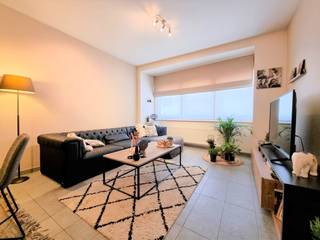 Dans une résidence bien entretenue, à distance de marche de la digue, se trouve cet appartement moderne et spacieux de plain-pied. Les espaces généreux, les finitions modernes et la cour de ville confortable font de cet appartement une résidence idéale ou un investissement en bord de mer.<br /><br />Disposition:<br />- Hall d'entrée avec vestiaire pratique.<br />- Salon spacieux et lumineux.<br />- Cuisine équipée de qualité.<br />- Débarras pratique avec raccordement pour machine à laver et sèche-linge.<br />- Salle de bains moderne avec système de ventilation.<br />- Grande chambre principale avec placards intégrés.<br />- Deuxième chambre à coucher complète avec placards intégrés.<br />- Cour de ville confortable et facile d'entretien.<br /><br />Cet appartement allie confort, espace et excellente localisation. Intéressé par une visite ? Contactez-nous pour un rendez-vous !